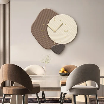 Гостиная Простая современная креативная и роскошная На стене висят часы Легкие и роскошные