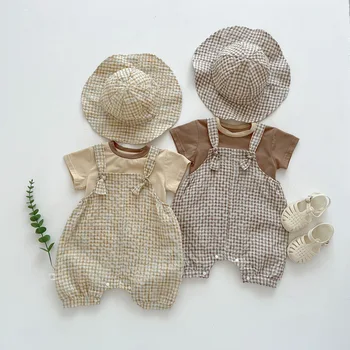 Корейские летние комплекты одежды из 3 предметов для маленьких мальчиков и девочек, хлопковая футболка для младенцев + Свободный клетчатый комбинезон без рукавов + кепка, комбинезоны для малышей, наряды